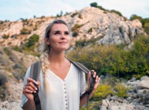 LASIK in Phoenix — woman hiking outdoors, illustrating what to expect from recovery and lifestyle after the procedure