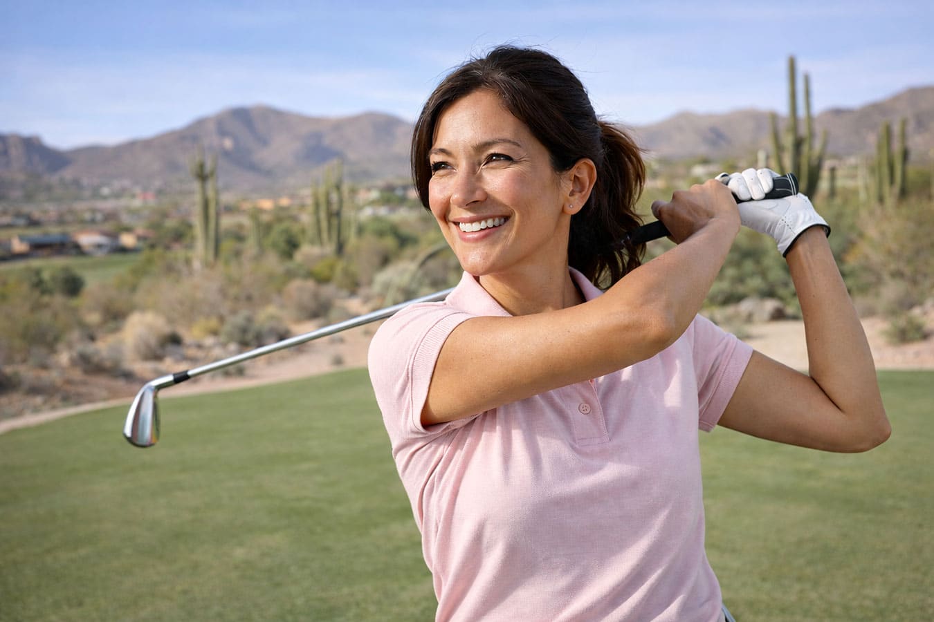 Woman golfing easily after being awake during LASIK surgery from Barnet Dulaney Perkins in Phoenix, Arizona.